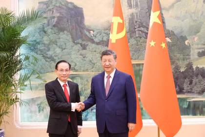 中共中央总书记、中华人民共和国主席习近平会见越共中央政治局委员、外交部党委书记、外交部长、越共中央总书记苏林特使黎怀忠。图自越通社