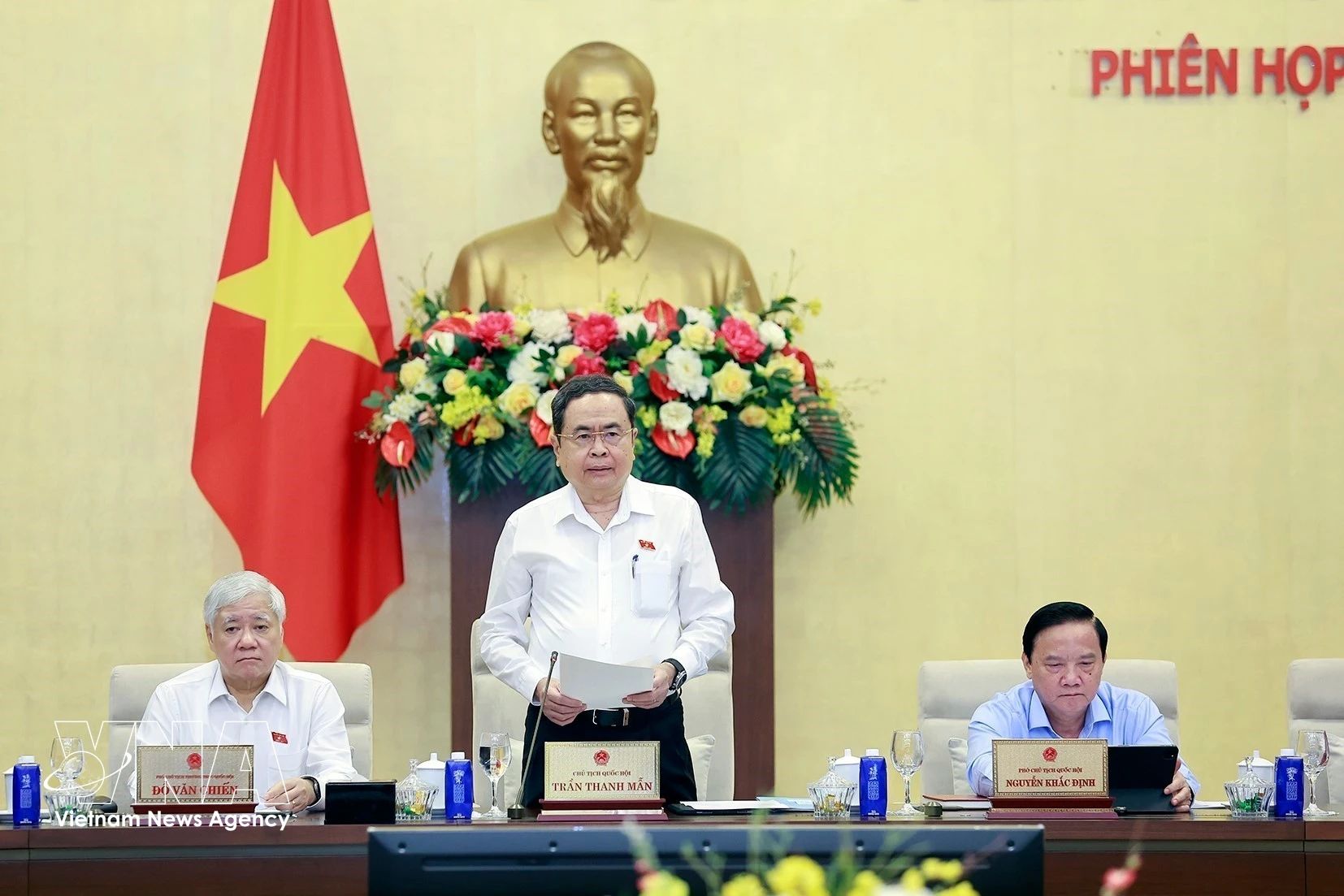越南国会主席陈青敏在会议上发表讲话。图自越通社