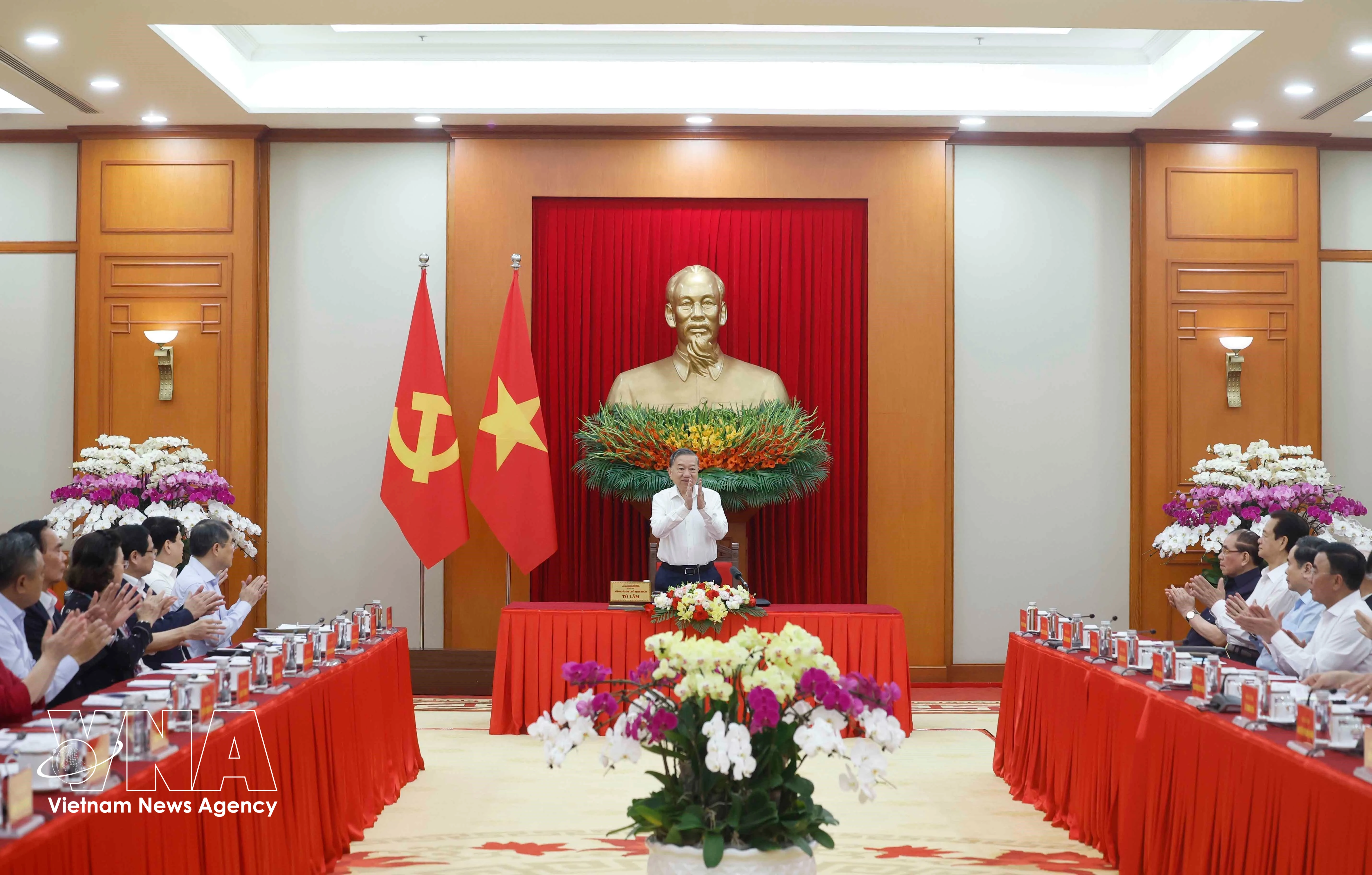 “总结越南共产党领导革命100年、瞄准未来100年国家发展领导方向暨总结在向社会主义过渡时期建设国家纲领实施40年工作指导委员会”在河内召开第一次会议。图自越通社