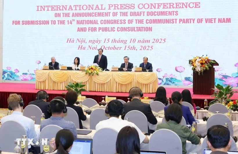 越共十四大文件草案对外公布暨征求全民意见的国际新闻发布会现场。图自越通社