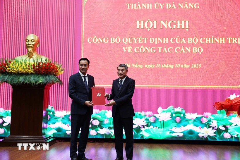 黎明兴同志向黎玉光同志颁发越共中央政治局的任命决定。图自越通社