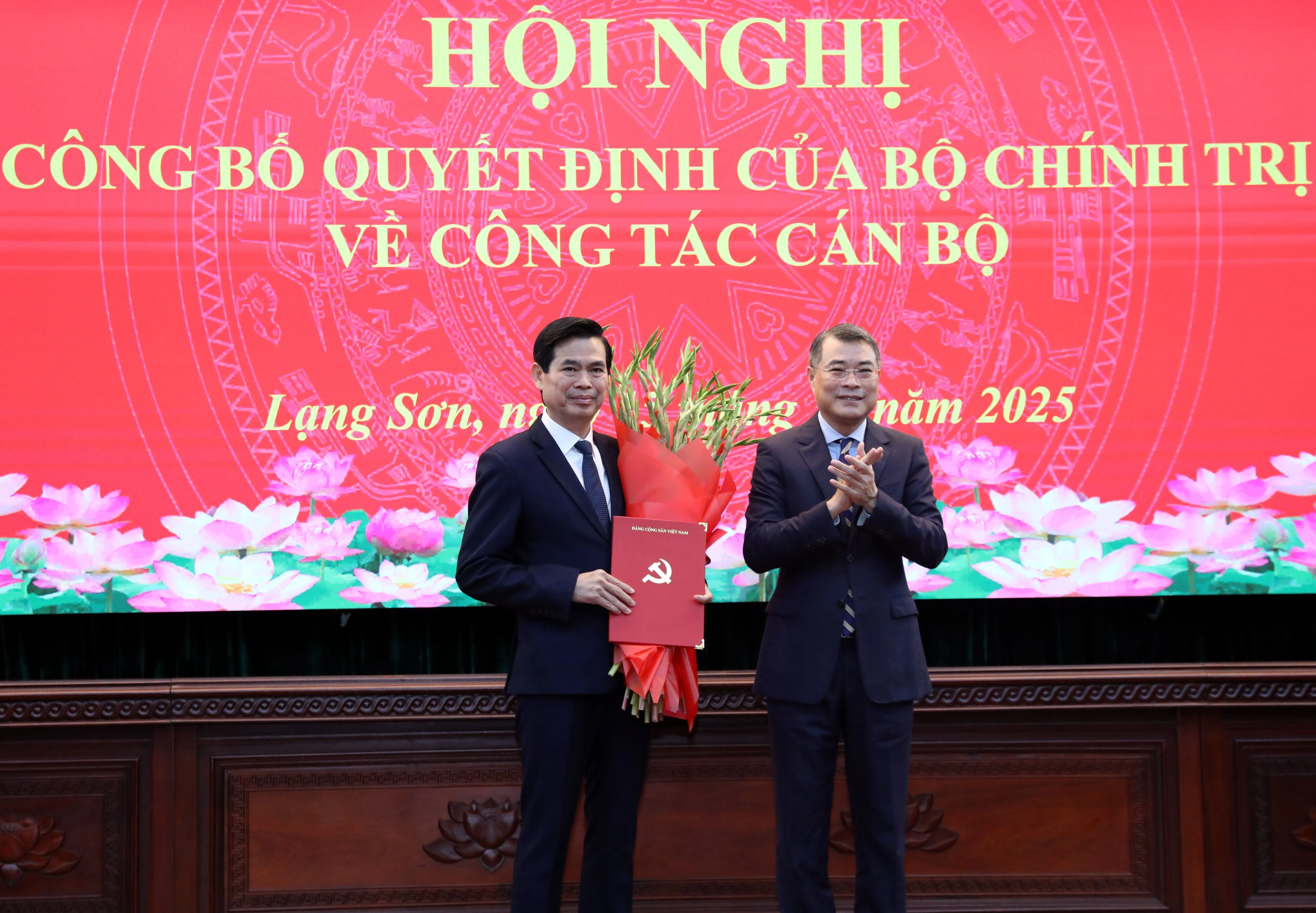 政治局委员、中央书记处书记、中央组织部部长黎明兴向黄国庆同志颁发任命决定。图自越通社
