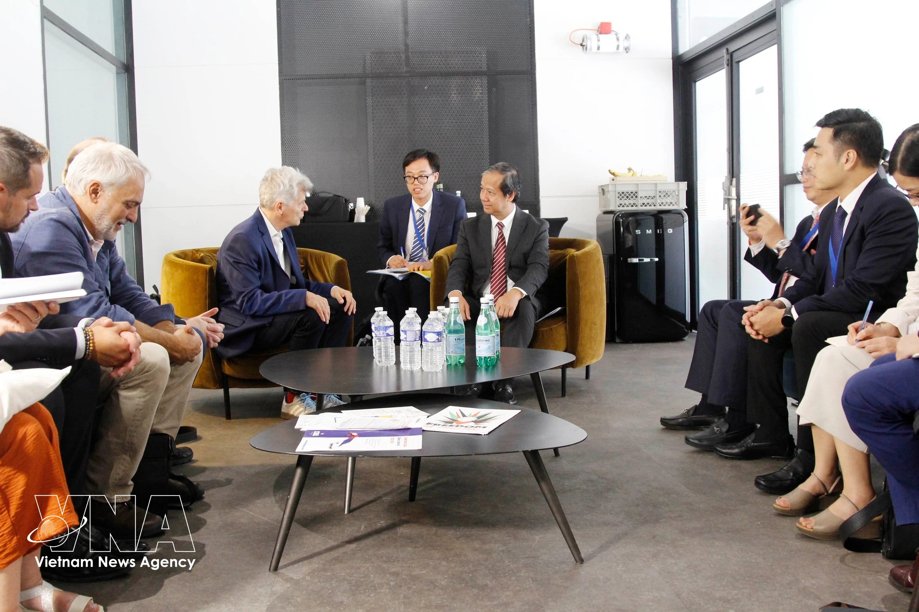 越共中央委员、中央政策与策略部副部长阮金山与法国共产党全国书记法比安·鲁塞尔举行会谈。图自越通社
