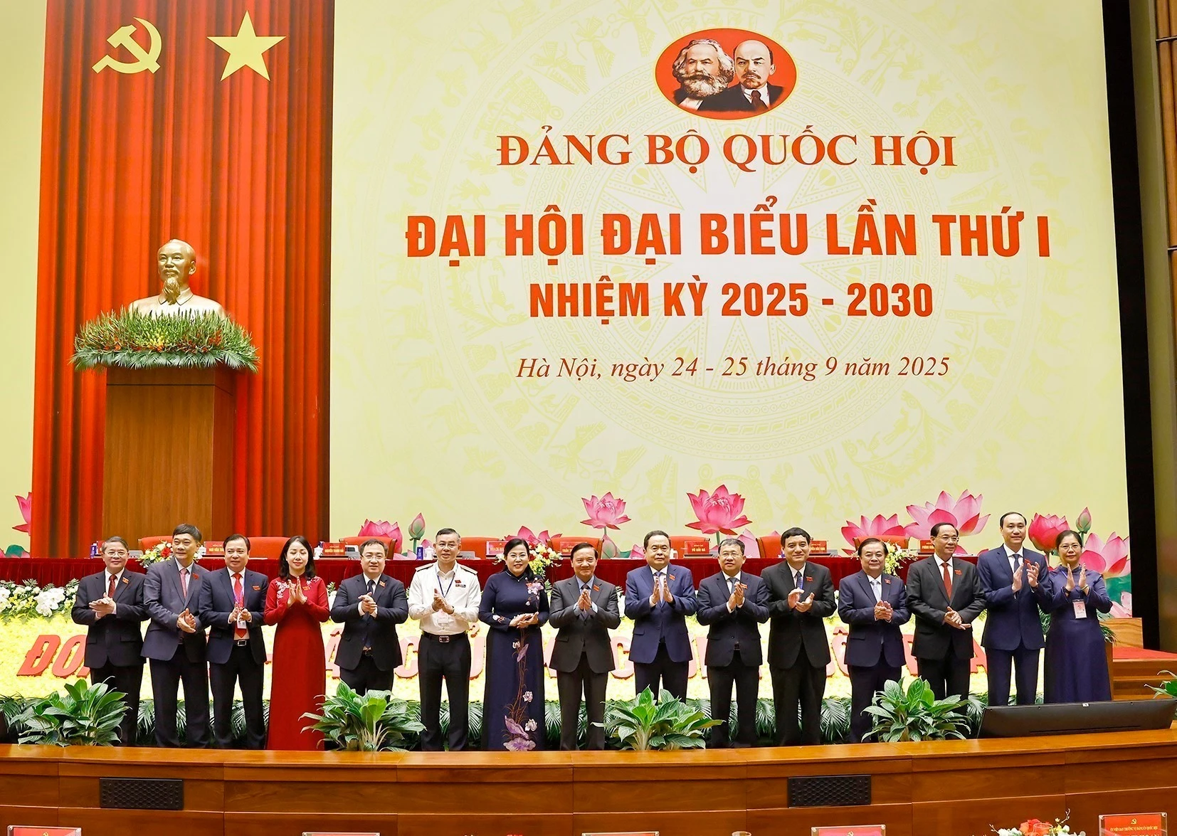 国会主席陈青敏与各位代表合影。图自越通社