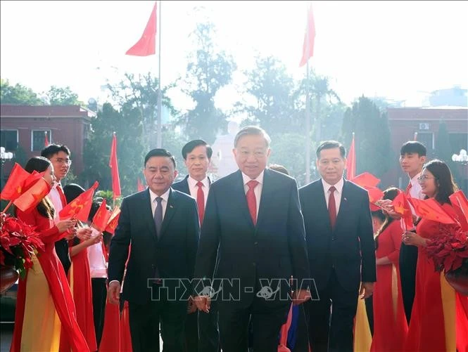 苏林总书记和各位代表前来出席会议。图自越通社