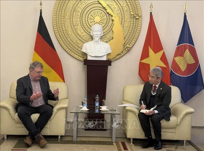越南驻德国大使阮得成会见德国共产党主席帕特里克·科波勒。图自越通社