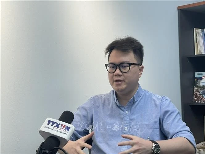 马来西亚槟城研究院研究员恩佐·沈鸿俊接受越通社记者采访。图自越通社