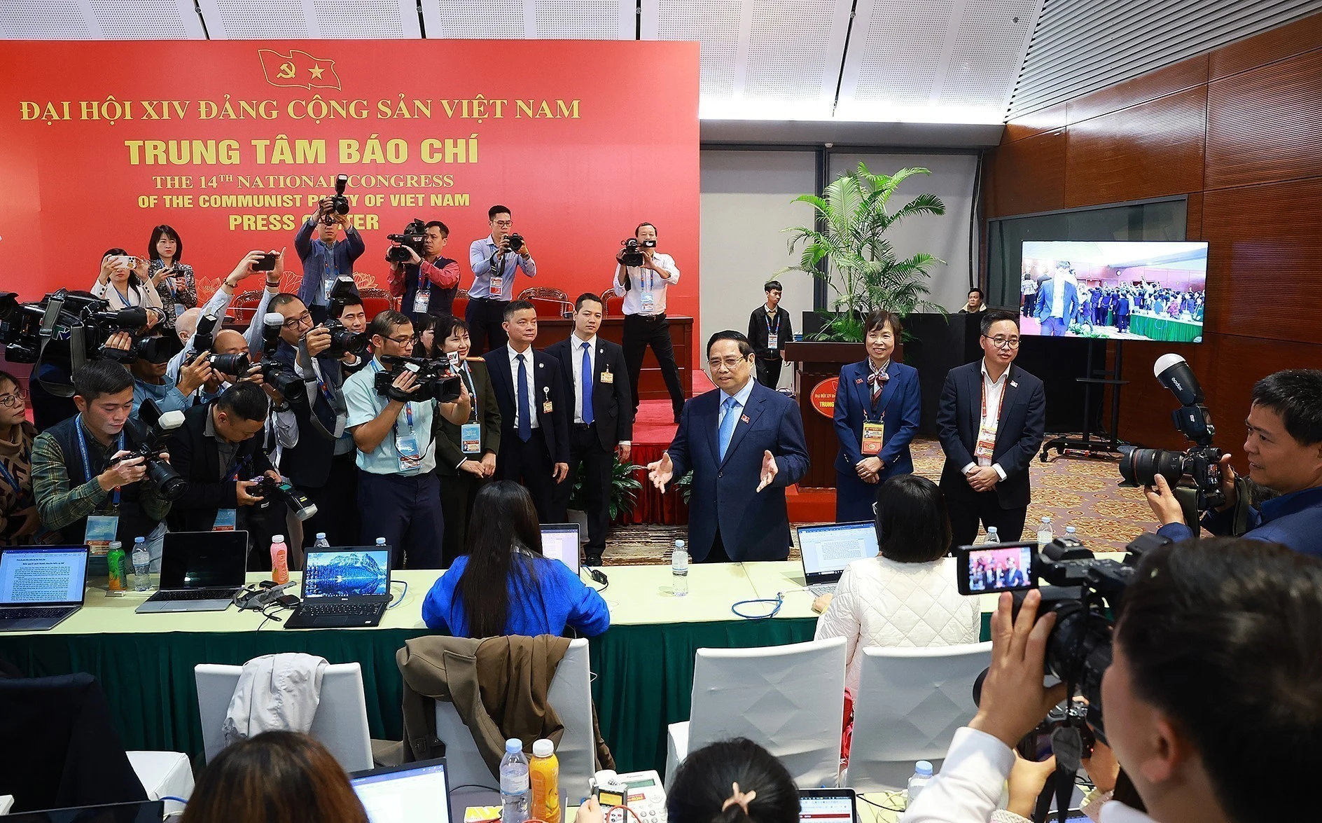 范明政总理看望慰问奋战在一线的新闻工作者。图自越通社