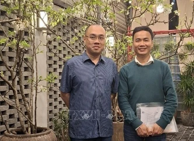巴黎-萨克雷大学材料学专业讲师范国毅（右）。图自越通社