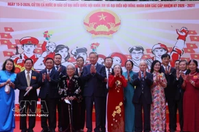 越共中央总书记苏林在河内巴亭坊第2号投票站参加选举投票