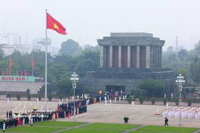 第十六届国会第一次会议召开之前，党和国家领导前往胡志明主席陵墓敬献花圈