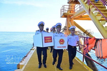 选举组将投票箱运送到DK1/9高脚屋。图自越通社