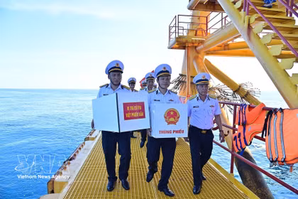 选举组将投票箱运送到DK1/9高脚屋。图自越通社