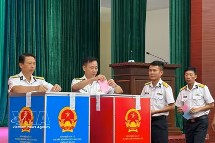 越南海军第四军区（驻庆和省）某旅军官参加第十六届国会代表和各级人民议会代表选举投票。图自越通社