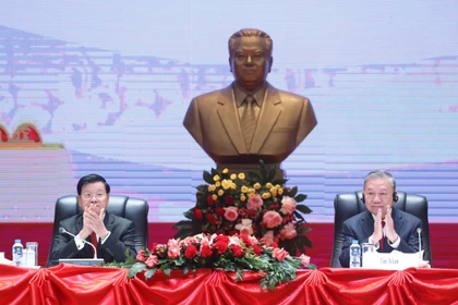 越共中央总书记苏林与老挝人民革命党中央总书记、国家主席通伦·西苏里主持召开越南共产党第十四次全国代表大会成果通报会。图自越通社