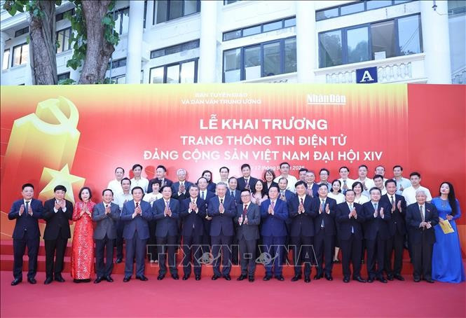 苏林总书记同与会代表合影。图自越通社 tbt2.jpg