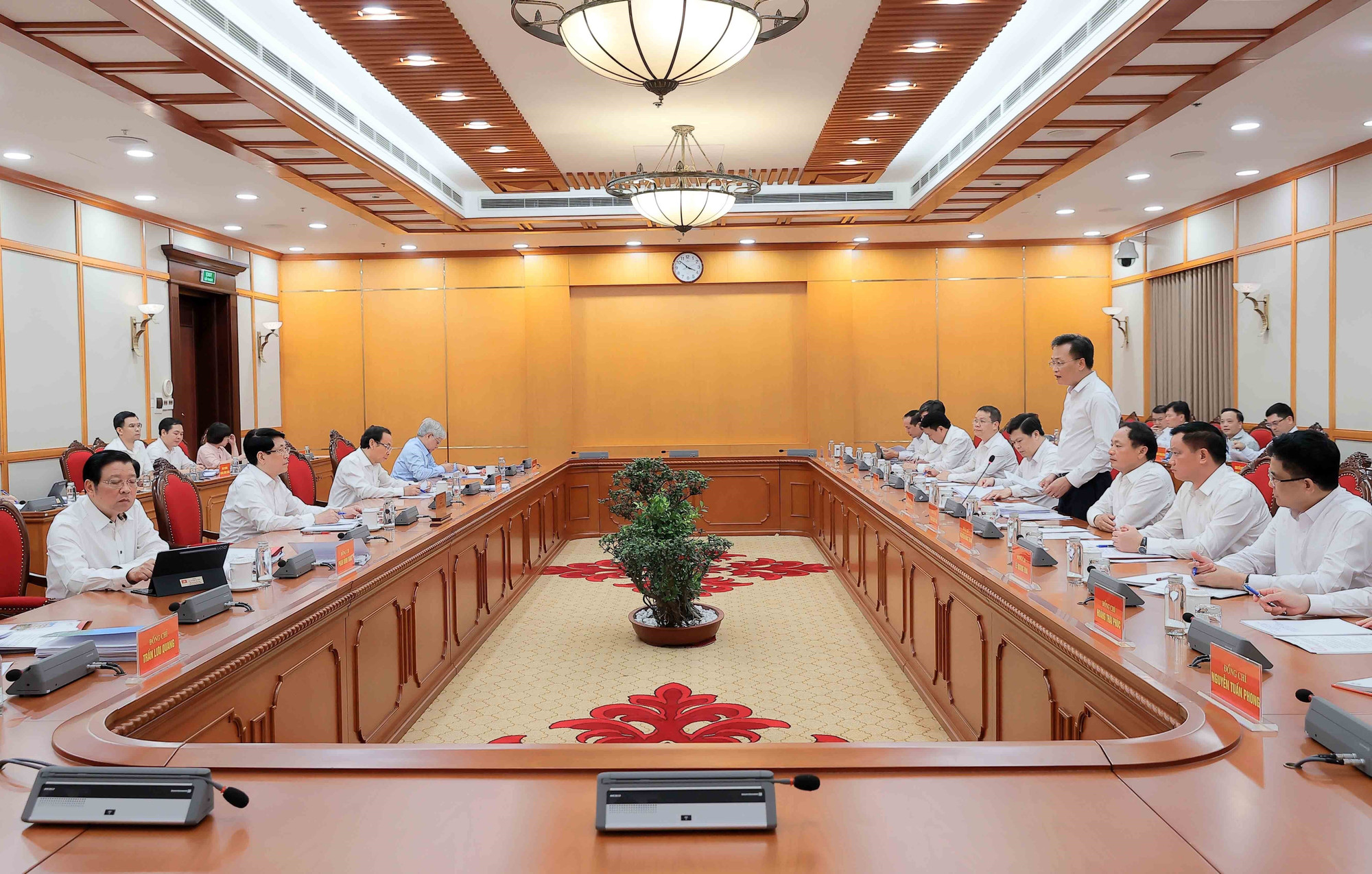 会议现场。图自越通社 vna-potal-chu-tich-nuoc-chu-tri-buoi-lam-viec-cua-bo-chinh-tri-voi-ban-thuong-vu-tinh-uy-hung-yen-8265358.jpg
