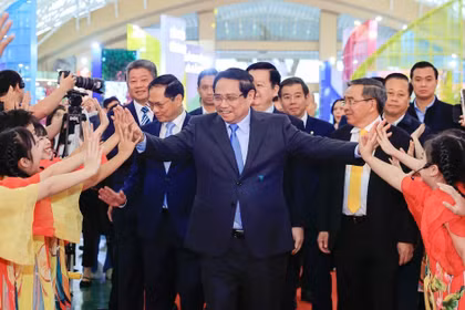 范明政总理出席2026年第一届春季博览会开幕式