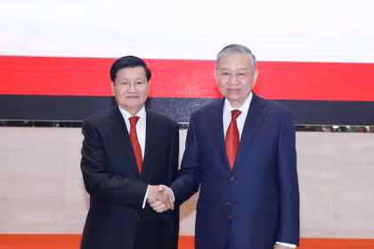 苏林总书记与通伦·西苏里总书记共同主持越共十四大成果通报会