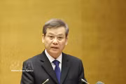 越共中央政治局委员、中央书记处书记、中央内政部部长黎明智在会议上作了 “关于在新阶段继续加强党对反腐败、反浪费、反消极工作领导的决议”的专题报告。图自越通社