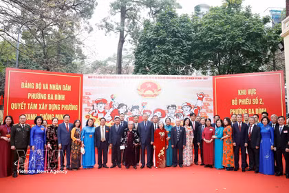 苏林总书记与河内市巴亭坊2号投票区选民们合影。图自越通社