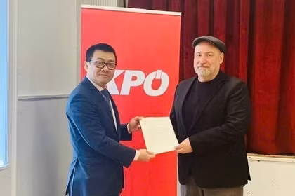 武黎太黄向金特·霍普夫·加特纳转交了越南共产党中央委员会就金特·霍普夫·加特纳此前发来贺信祝贺越共十四大成功召开的感谢信。图自越通社