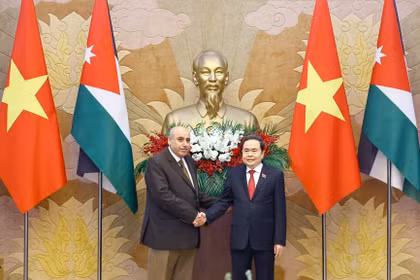 越南国会主席陈青敏与约旦众议长马赞·卡迪。图自越通社