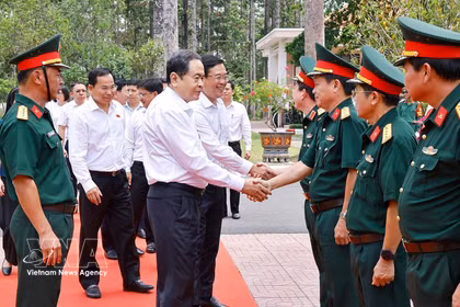 国会主席陈青敏与9师战士干部。图自越通社