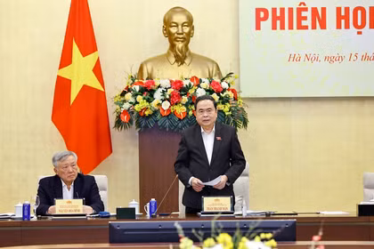 越南国会主席陈青敏主持国家选举委员会第四次会议。图自越通社