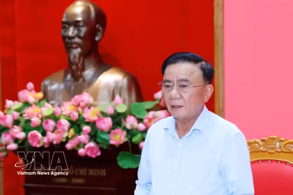 越共中央政治局委员、中央书记处常务书记、中央机关党委书记陈锦秀主持会议。图自越通社