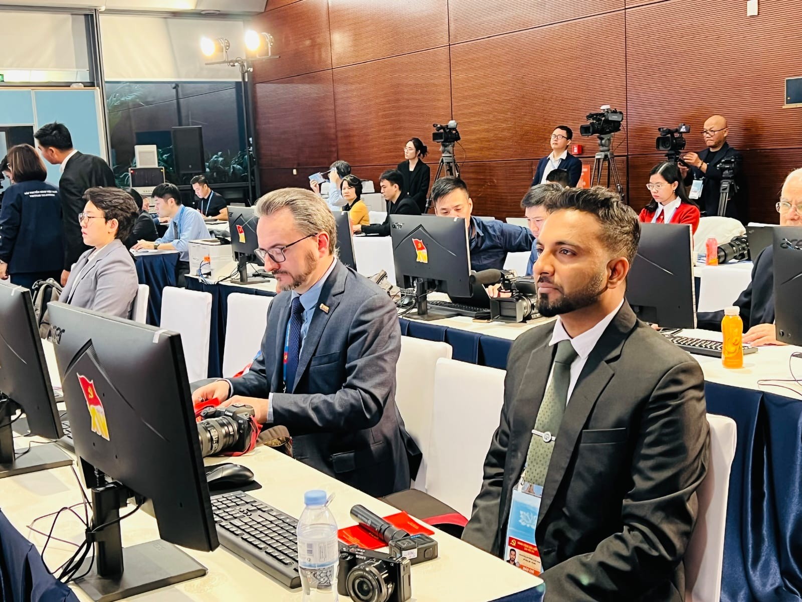 关注越共十四大的国际代表 图自越通社