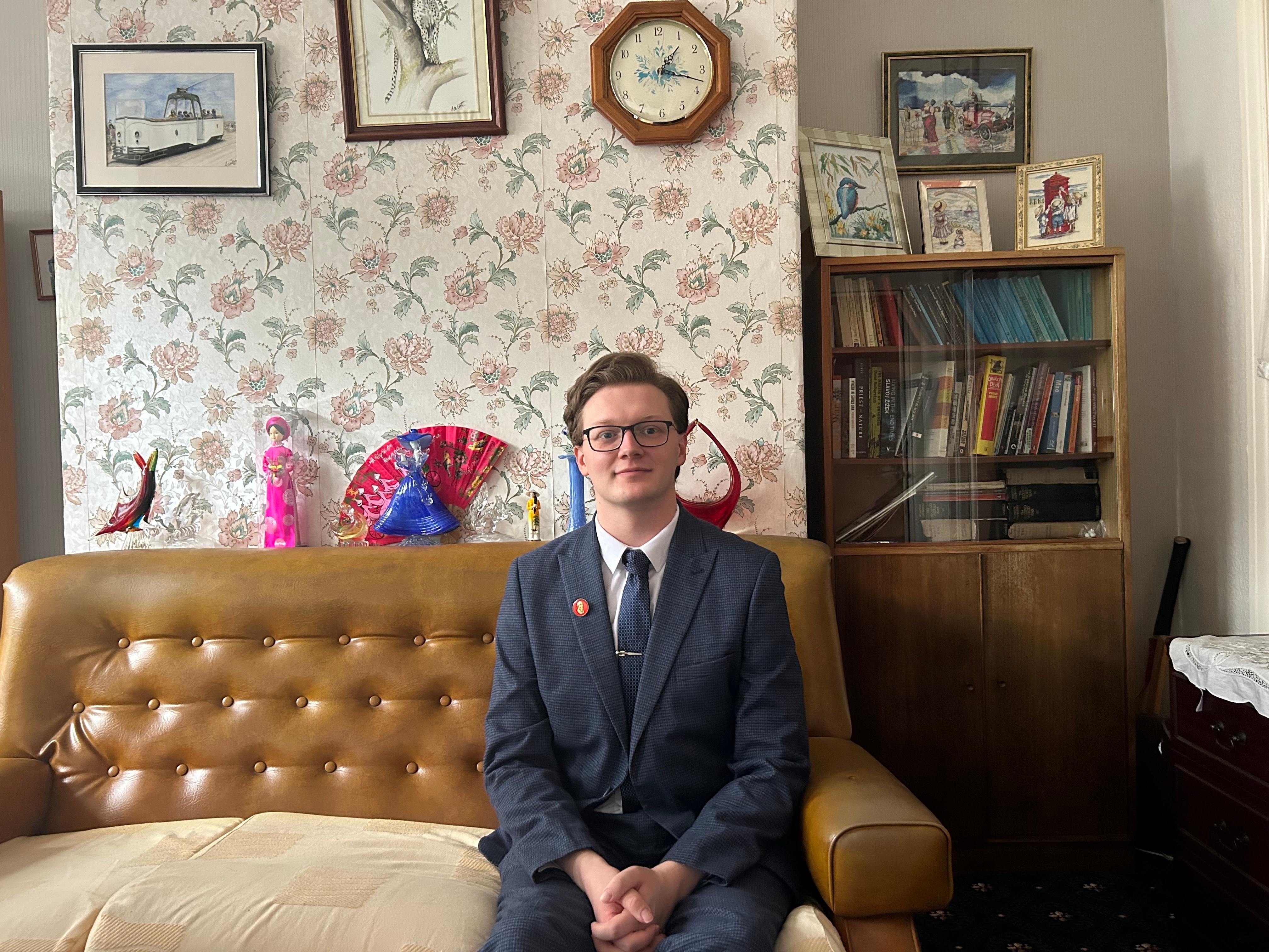 英国学者凯里尔·惠特克 图自越通社