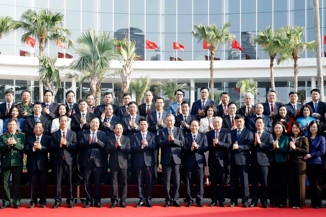 将海防市建设成为现代化工业中心和海港城市