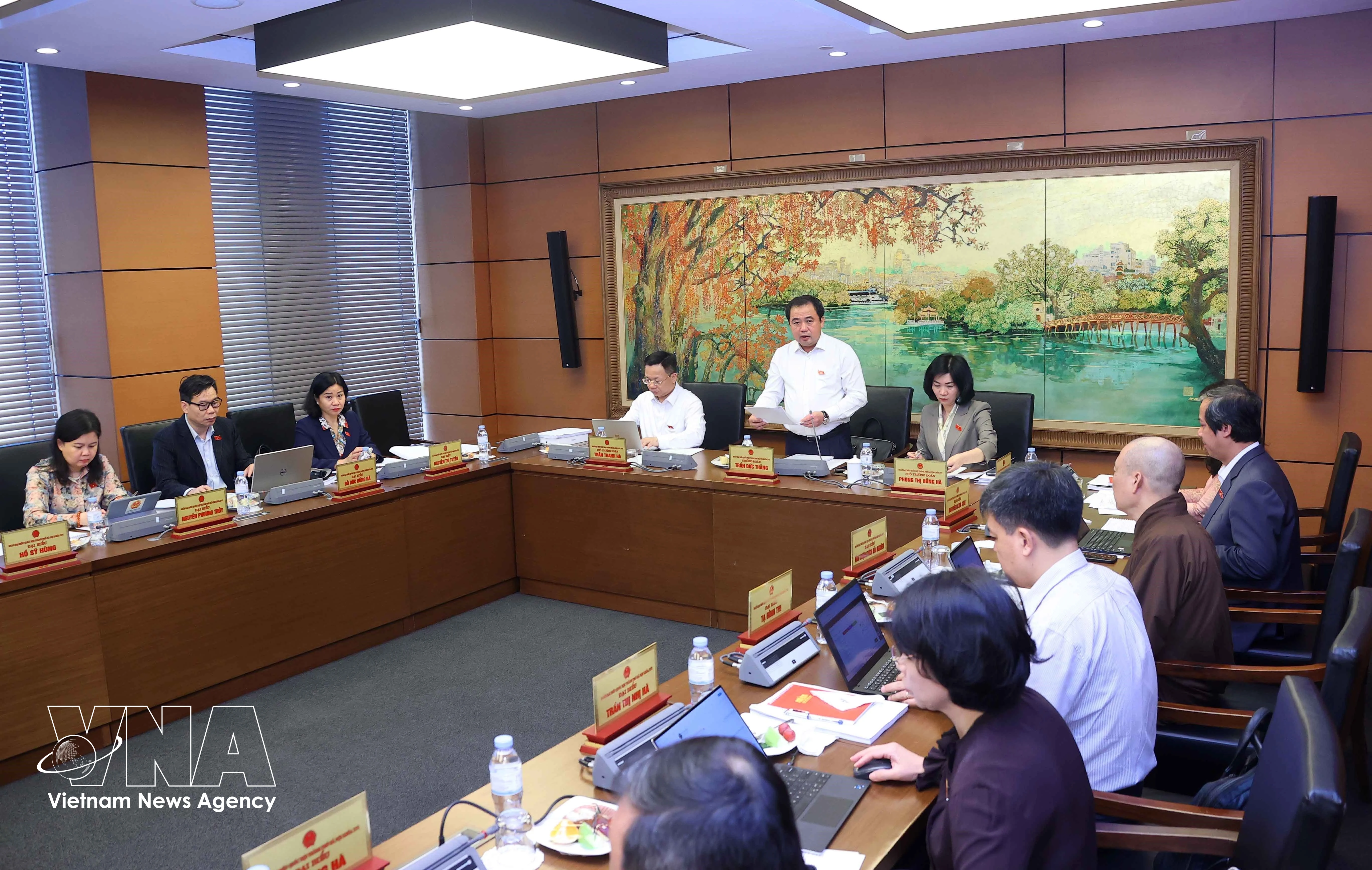 国会代表分组讨论关于越南文化发展的决议草案。图自越通社