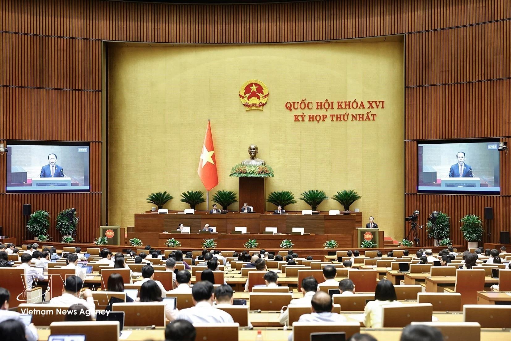 第十六届国会第一次会议上，国会通过了四项税法修正案及2027年国会监督计划。图自越通社