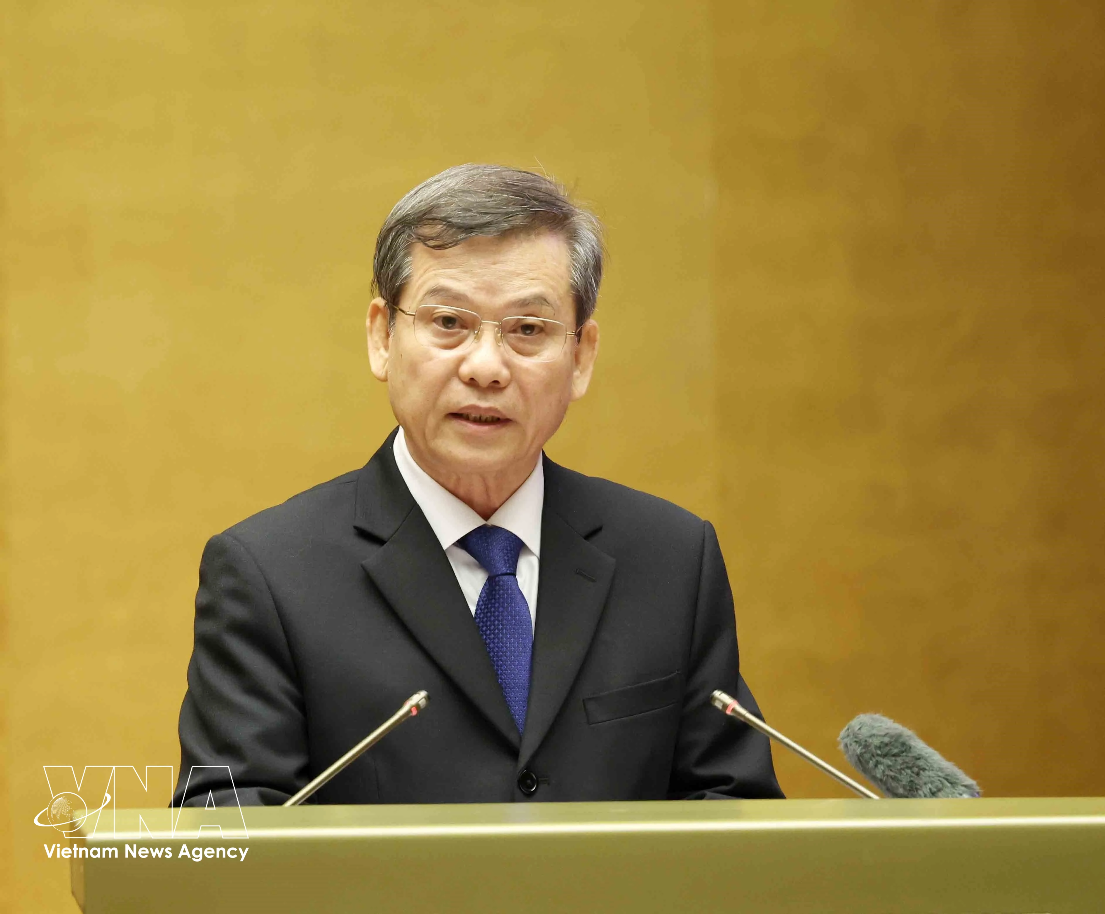 越共中央政治局委员、中央书记处书记、中央内政部部长黎明智在会议上作了 “关于在新阶段继续加强党对反腐败、反浪费、反消极工作领导的决议”的专题报告。图自越通社