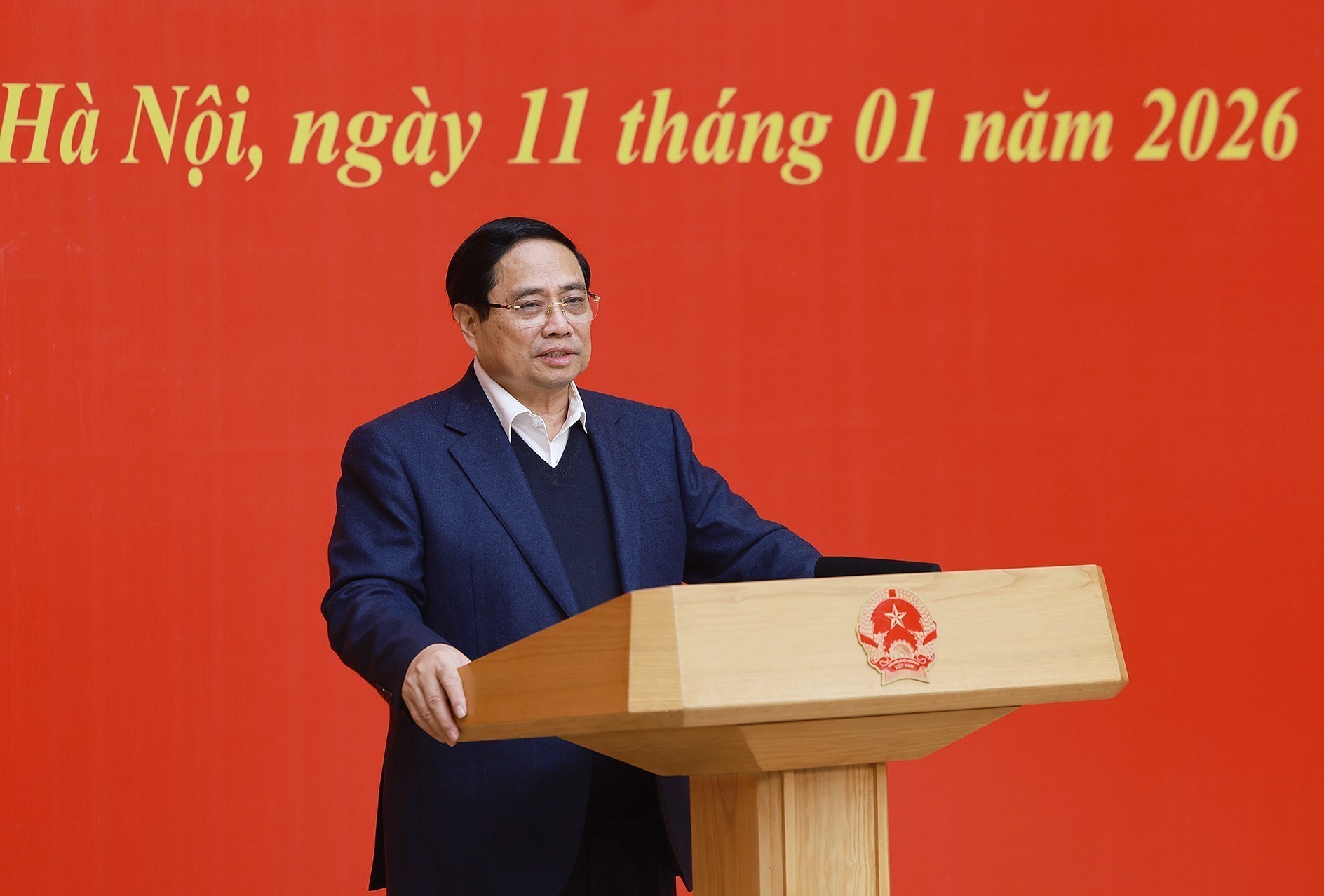 越共中央政治局委员、政府党委书记、政府总理范明政在会议上发表讲话。图自越通社