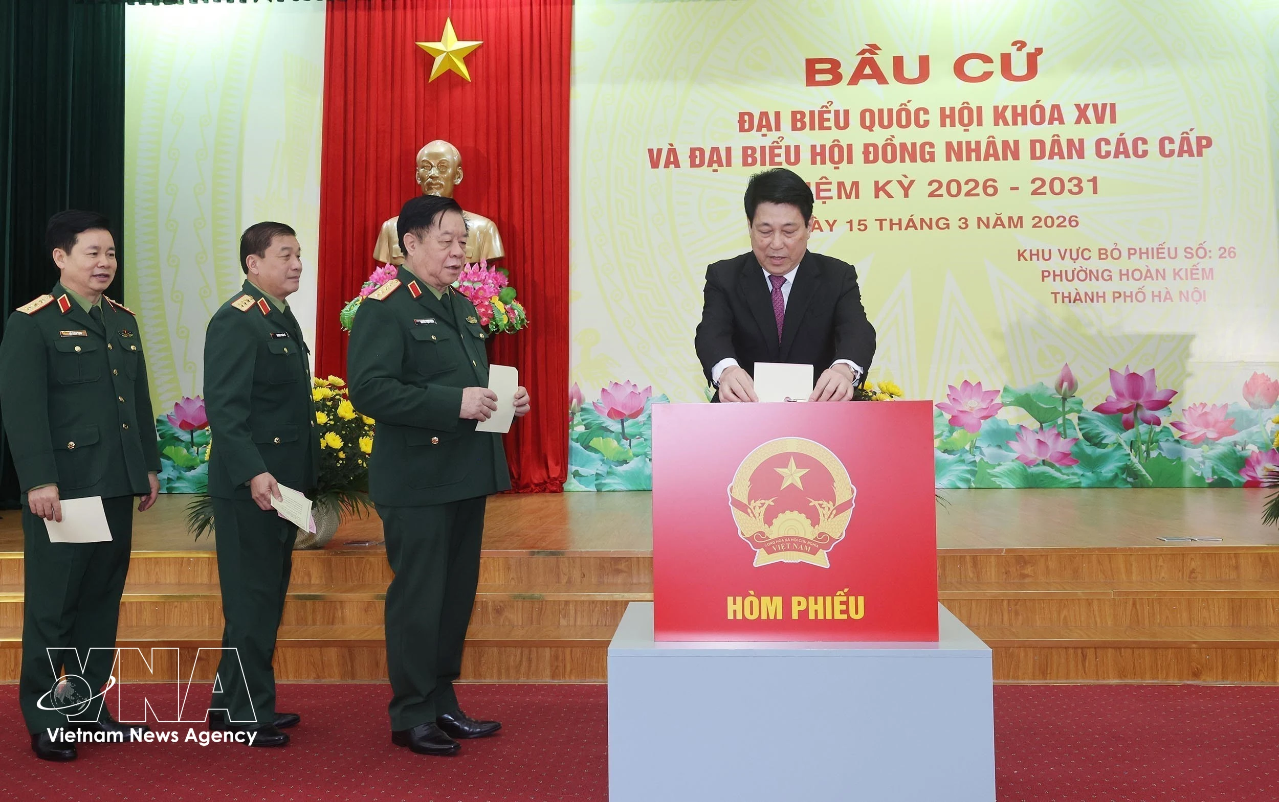 越南国家主席梁强来到河内市还剑坊第26投票区，出席第十六届国会代表和2026-2031年任期各级人民议会代表选举开幕式并投下自己的选票。图自越通社