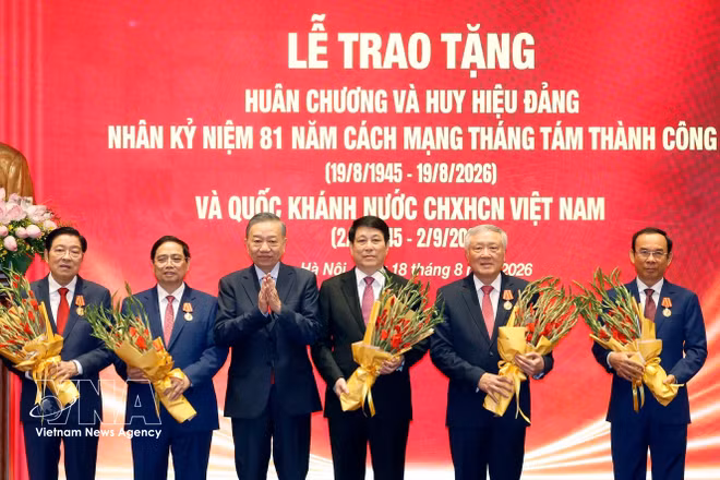 苏林总书记、国家主席向原国家主席梁强，原政府总理范明政，原中央书记处书记、原中央内政部部长潘廷濯，原政府常务副总理阮和平以及原胡志明市市委书记阮文年颁发胡志明勋章。图自越通社