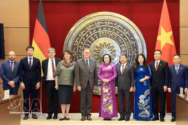 双方代表合影。图自越通社