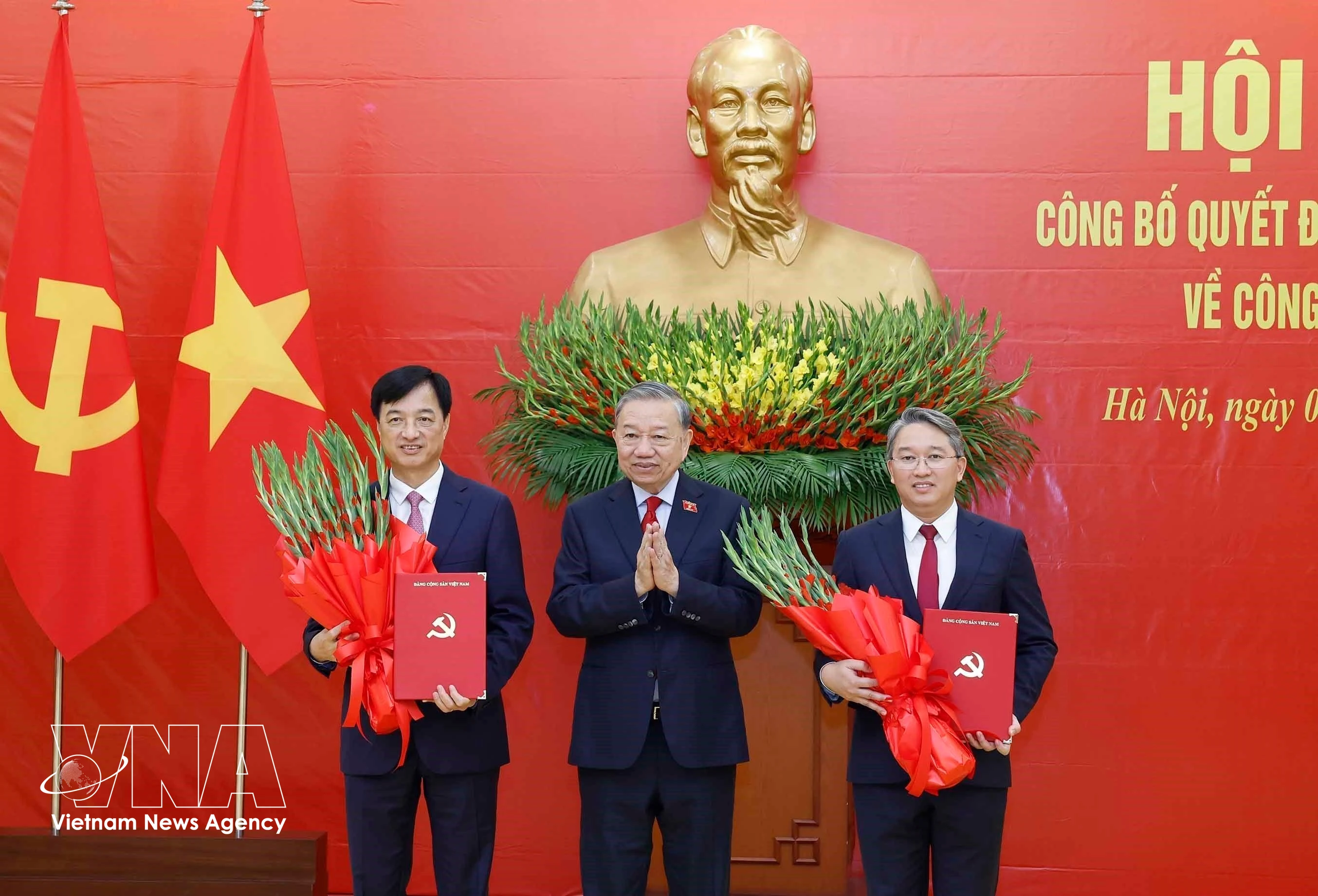 越共中央总书记、国家主席苏林向中央组织部部长阮维玉和中央办公厅主任阮海宁颁发任命决定。图自越通社