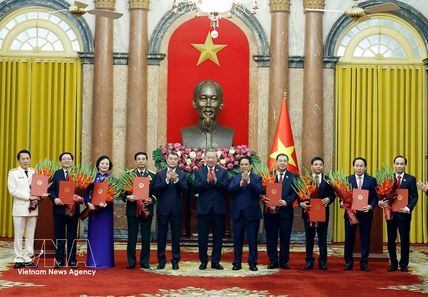 越共中央总书记、国家主席苏林向政府副总理、公安部长和外交部长颁发任命决定。图自越通社