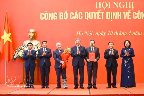 越共中央总书记、国家主席苏林向国会党委颁发2025—2030年任期人事决定