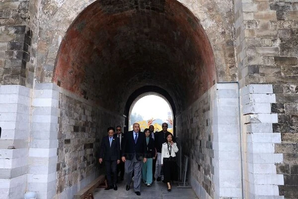 约旦众议院议长入陵瞻仰胡志明主席遗容，参观升龙皇城和越南军事历史博物馆