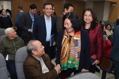 越南祖国阵线中央委员会主席裴氏明怀与选民亲切交流。图自劳动报