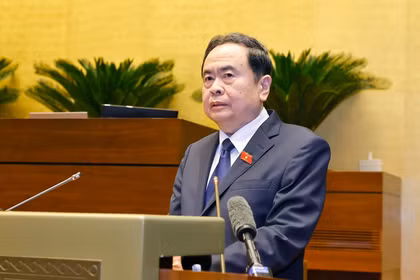 越共中央政治局委员、国会主席、国家选举委员会主席陈青敏主持会议。图自越通社