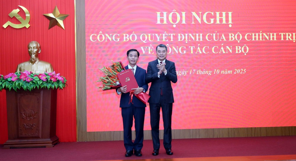 中央组织部长黎明兴向阮文方同志颁发决定。图自越通社