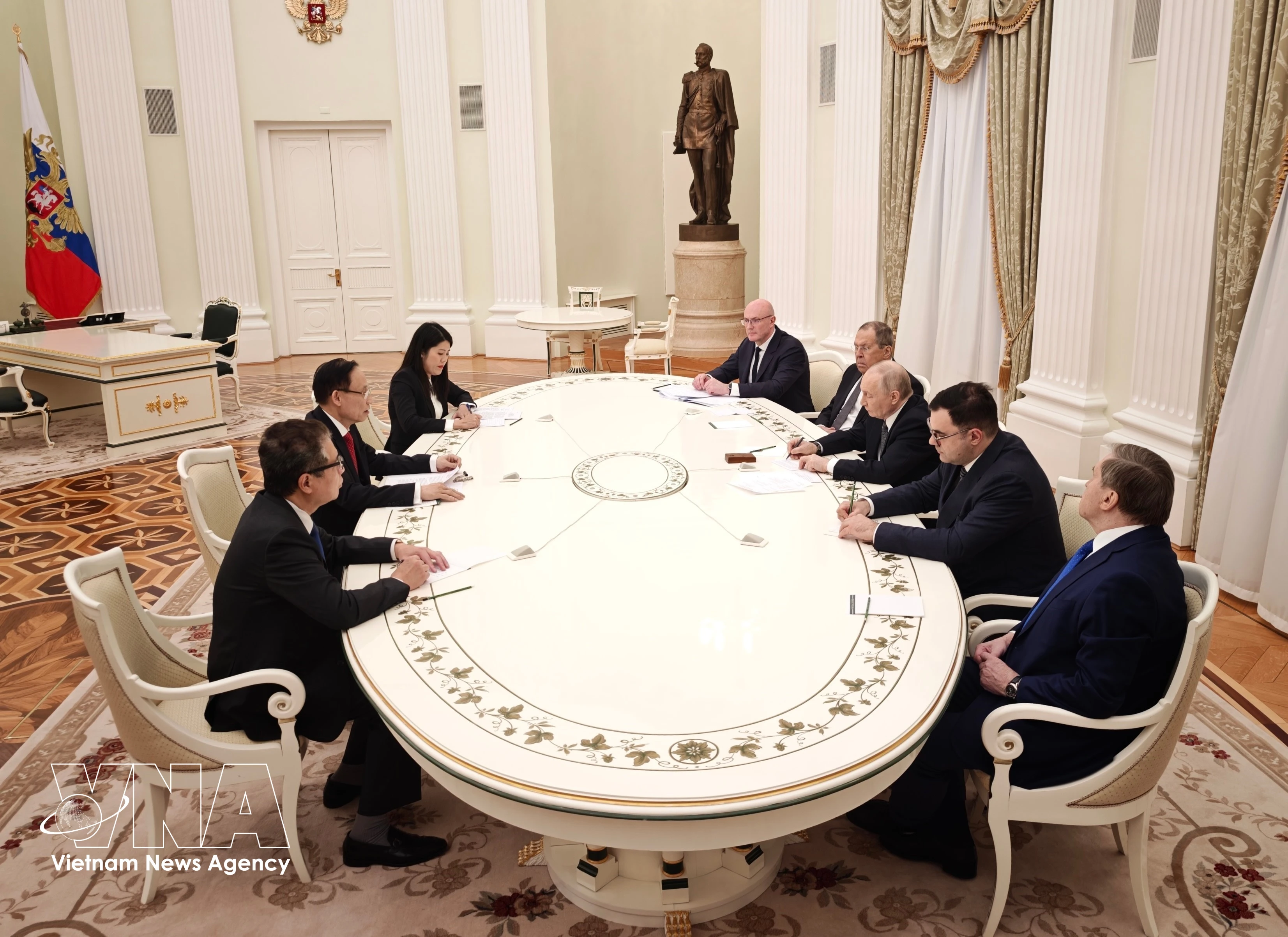 越共中央总书记苏林的特使、越共中央政治局委员、越南外交部长黎怀忠24日在克里姆林宫会见了俄罗斯联邦总统弗拉基米尔·普京。图自越通社