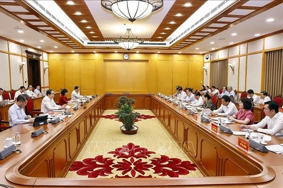 9月4日，越共中央政治局第三、第四工作组在河内分别与莱州、河静和芹苴各省（市）委常委会举行工作会议，就提交各省市2025-2030年任期党代会的文件和人事方案提出意见。图自越通社