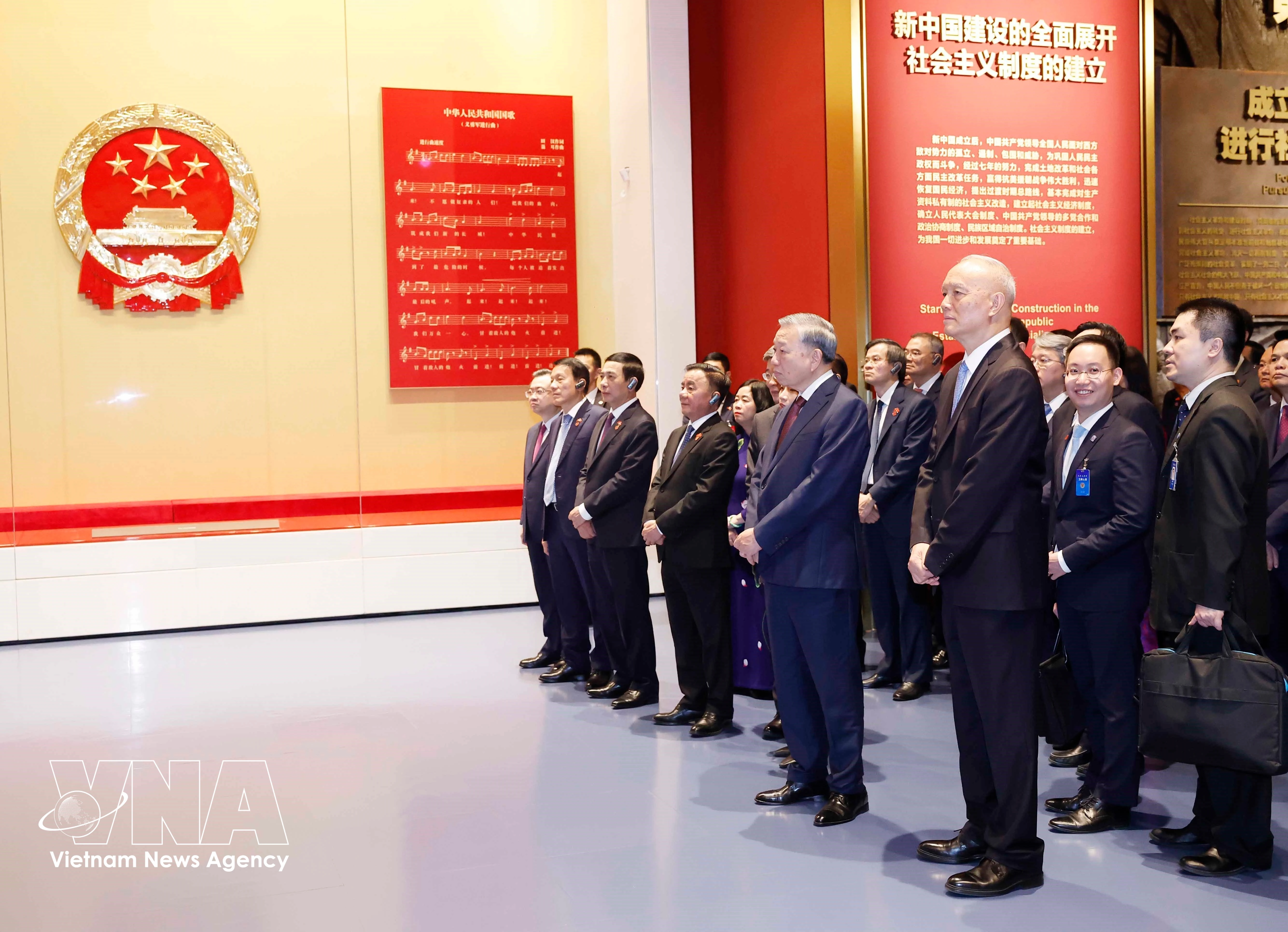 越共中央总书记、国家主席苏林参观中国共产党历史展览馆。图自越通社